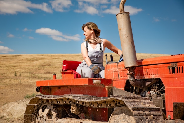 Photo farmer woman driving a tractor in the field