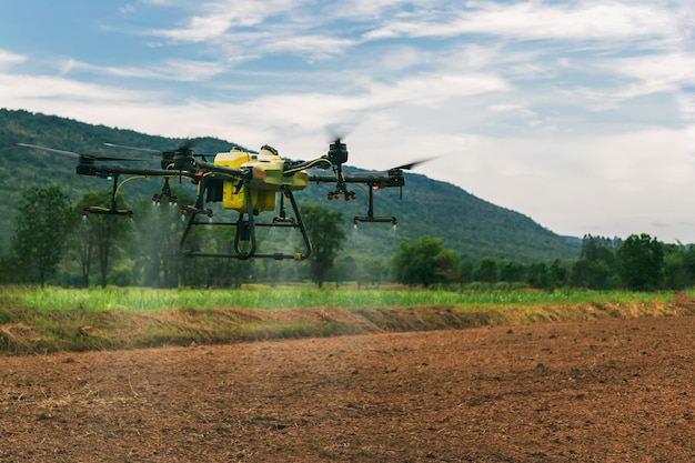 Фото Фермеры используют в сельском хозяйстве лекарственные средства для распыления летающих дронов