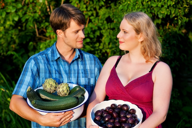 Gli agricoltori con frutta e verdura