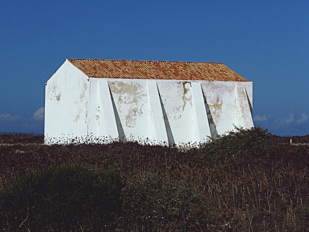 Foto casa di fattoria contro un cielo blu limpido