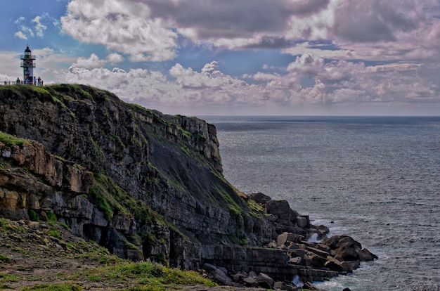 faro de ajo en cantabria desde acantilado