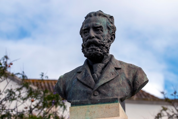 FARO, PORTUGAL: 20 juni 2021 - Tuin Manuel Bivar buste standbeeld van Joao de Deus dichter in de stad Faro, Portugal.