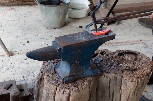 Farrier die hoefijzer maken door oude stijl