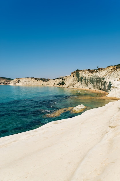 Foto affascinante roccia calcarea ripida su un mare meraviglioso