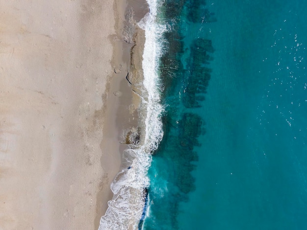 fascinerend uitzicht op zee en kust met drone vanuit de lucht