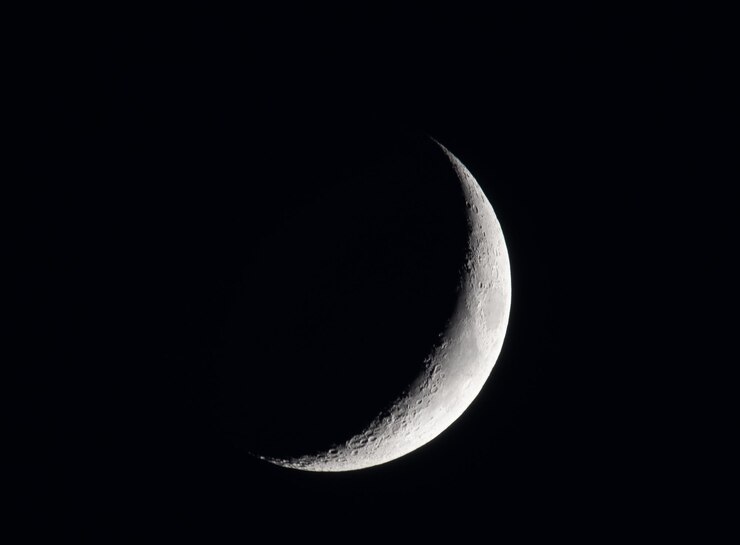 Foto fascinerende opname van een nieuwe maan op de donkere hemel