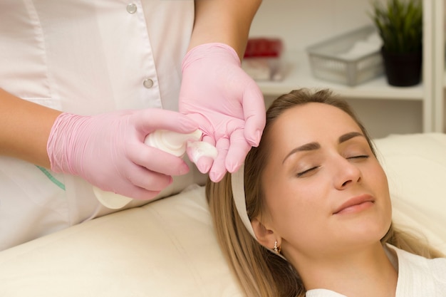 Fase van gezichtsreiniging in de kliniek