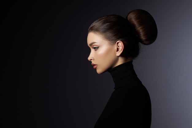 검은 터틀넥 머리 높은 빔 완벽한 프로필 얼굴에 우아한 아름다움 스타일 귀걸이 귀에 아름 다운 우아한 여자의 패션 아트 스튜디오 초상화