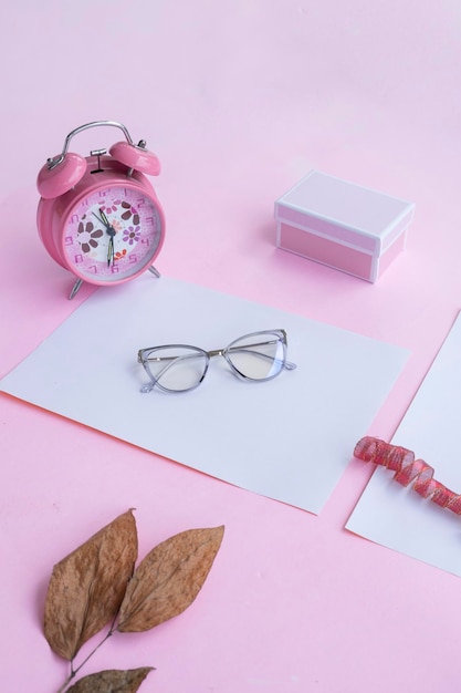 Concetto di moda e bellezza sdraiato piatto con occhiali quadrati accessori da donna su sfondo rosa