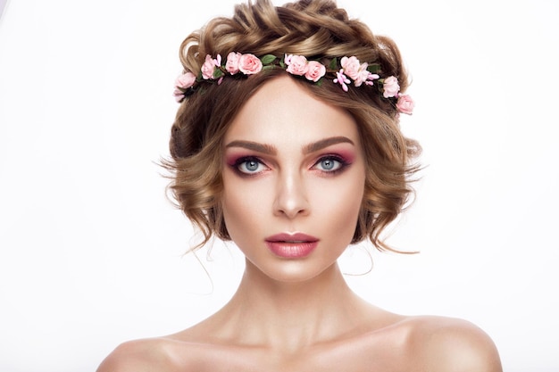 Девушка модели красоты моды с волосами цветков. Невеста. Идеальный креативный макияж и прическа. Прическа. Красивые цветы