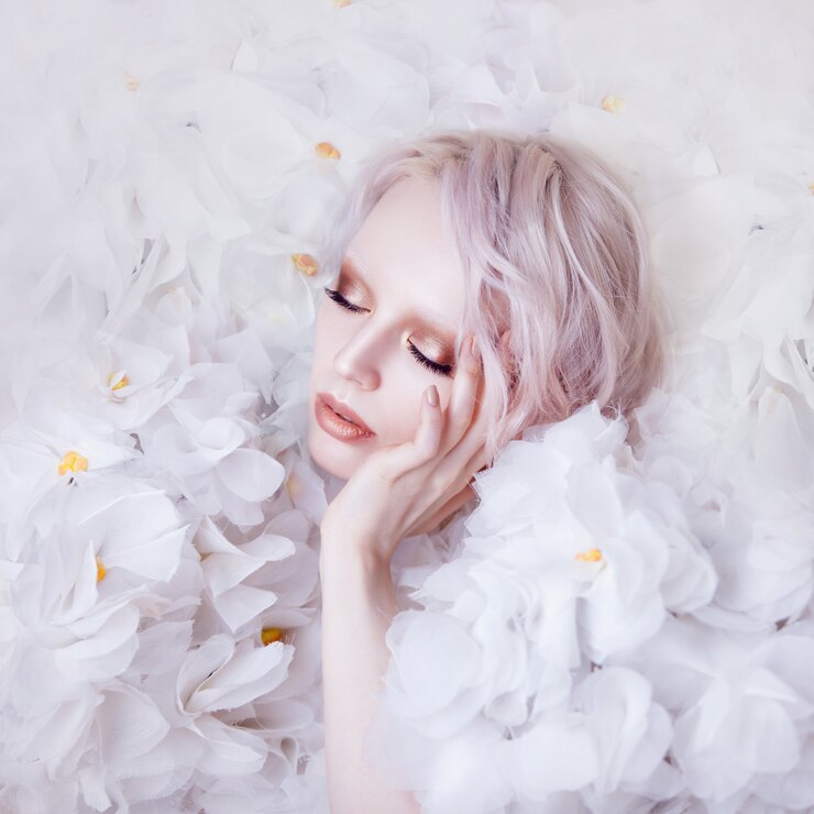 Photo 穿著白色<unk>的時尚模特女.