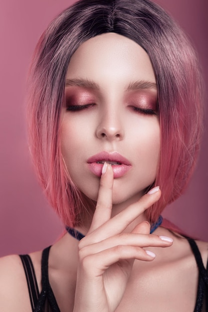 写真 ピンクの髪とメイクのファッション美の肖像画の女の子チェッカーの魅力の美しいモデル豪華なファッショナブルなスタイル