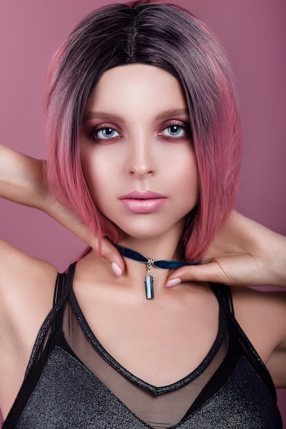 Foto ragazza del ritratto di bellezza di modo con i capelli rosa ed il trucco bello modello di fascino in checker stile alla moda di lusso