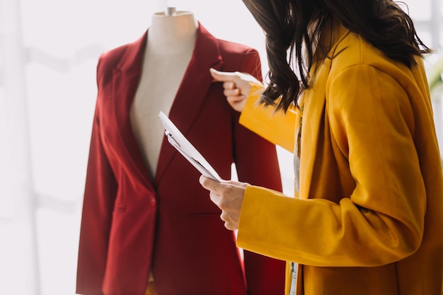 Fashion blogger-concept Jonge vrouwen die kleding verkopen op videostreamingStartup kleine bedrijven MKB met behulp van smartphone of tablet ontvangen en inchecken in de studio