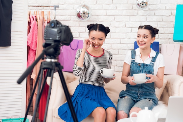 写真 ファッションブロガーの女の子はカメラにお茶を飲みます。