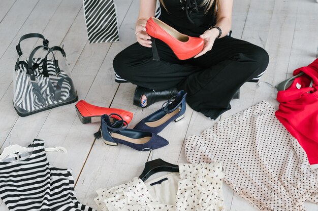 Photo fashion blogger with clothes on the floor