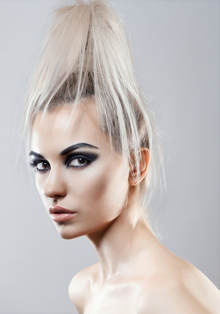 Fashion blonde woman model with beauty bright make-up