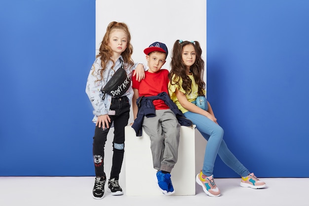 Фото Мода мальчик и девочка стильная одежда цветные стены