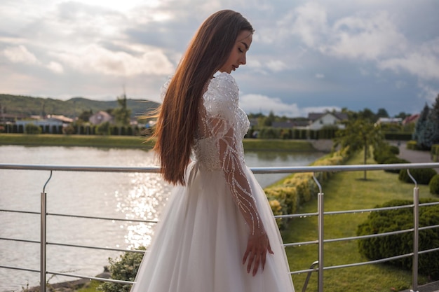 Модная невеста в свадебном платье Летняя свадьба