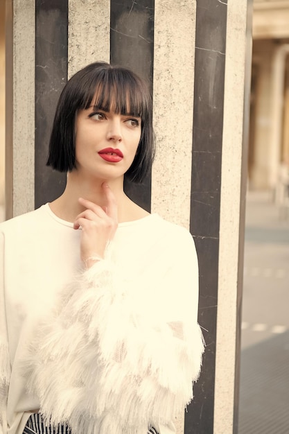 写真 fashion brunette woman with hairstyle outside fashion brunette woman in the street