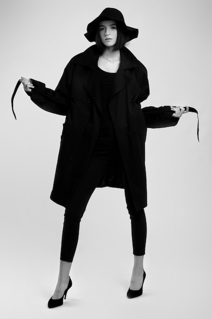 모자에 젊은 아름 다운 여자의 패션 근접 촬영 초상화 흑백 사진