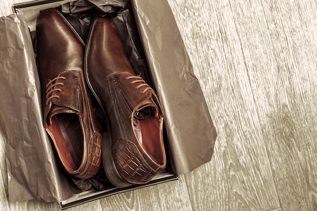 Концепция моды с мужской обуви на деревянный стол