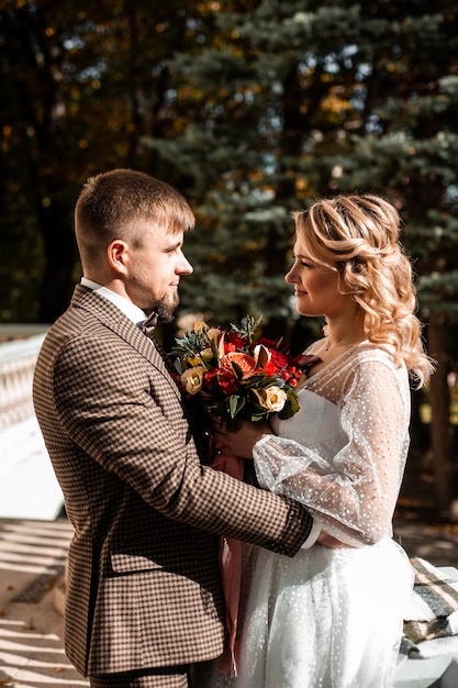 ファッションカップルの結婚式の日