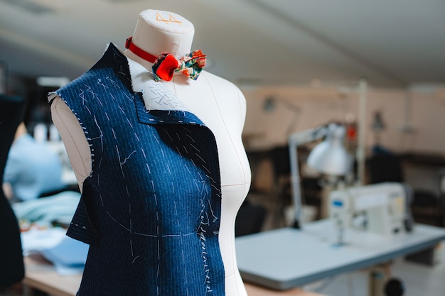 Foto concetto di interni per studio di design creativo di moda con manichino manichino e vestiti alla moda alla moda eleganti su grucce, lavoro di sartoria, sartoria, laboratorio di cucito