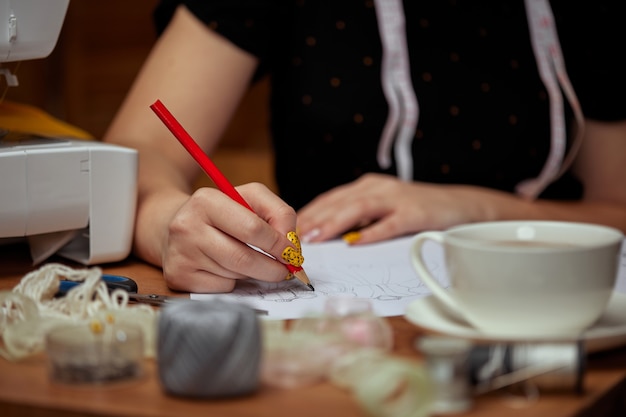 Foto disegni di stilista con schizzi a matita