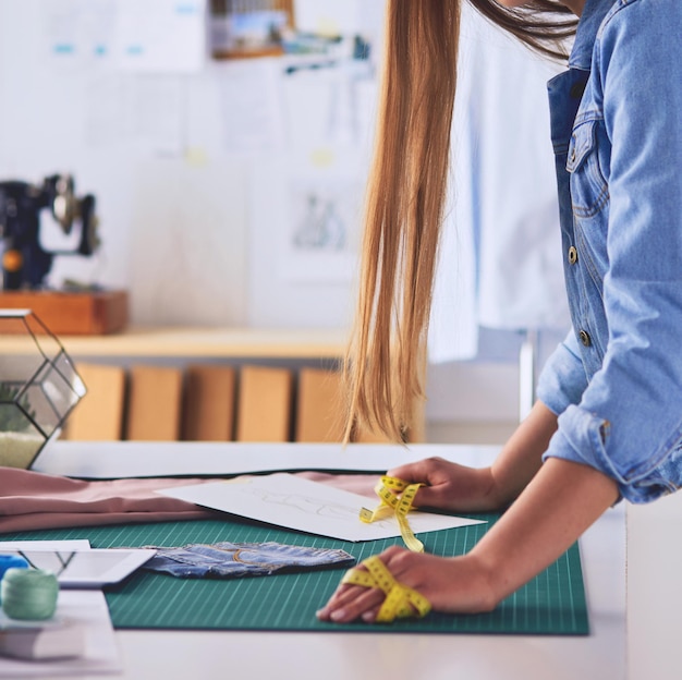 Foto stilista che lavora ai suoi modelli in studio