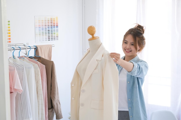 Photo fashion designer working in studio