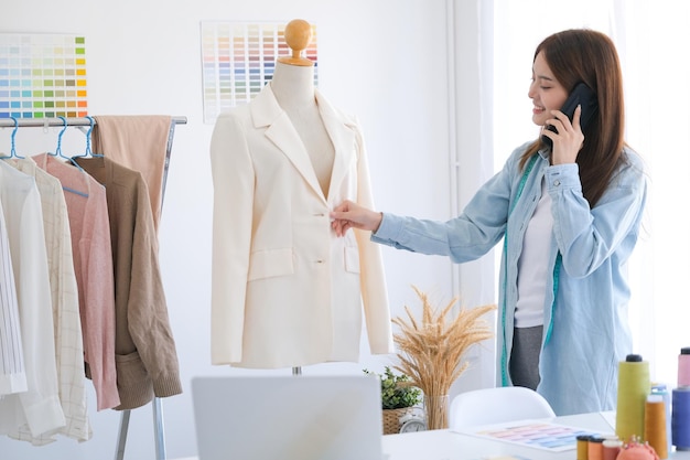 Photo fashion designer working in studio