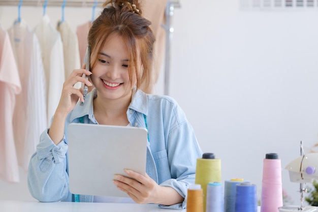 Photo fashion designer working in studio