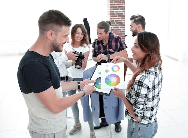Фото Модельеры обсуждают цветовую палитру в студии