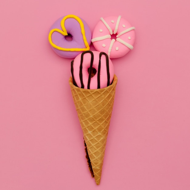 ファッションドーナツアイスクリーム。ピンクキャンディミニマルフラットレイアート。