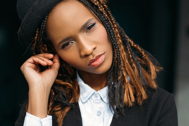 Женский портрет моды. Креативная стрижка. Молодая афро-американская женщина крупным планом, современная стильная молодежь, концепция красоты