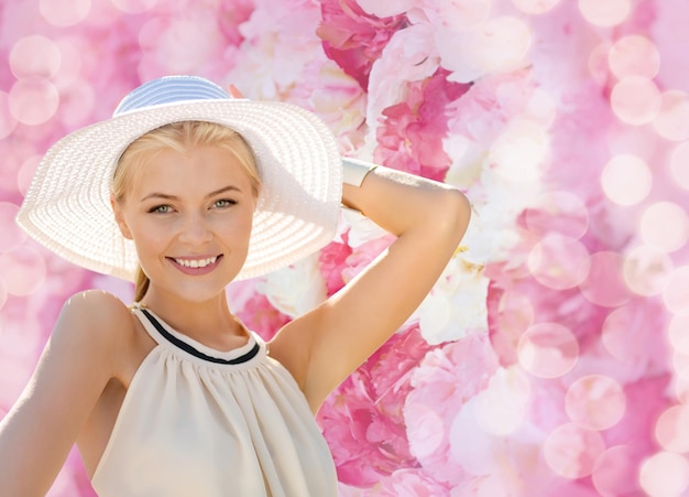 Foto concetto di moda, felicità e stile di vita - bella donna con cappello che si gode l'estate all'aperto