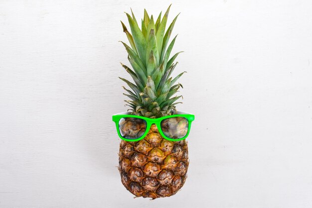 Модный хипстерский ананасовый фрукт Тропический ананас с солнцезащитными очками Креативная художественная концепция Вид сверху Свободное место для текста