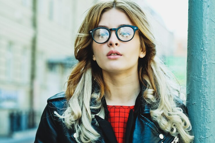 Photo fashion hipster portrait of young beautiful blonde woman posing outdoor in summer