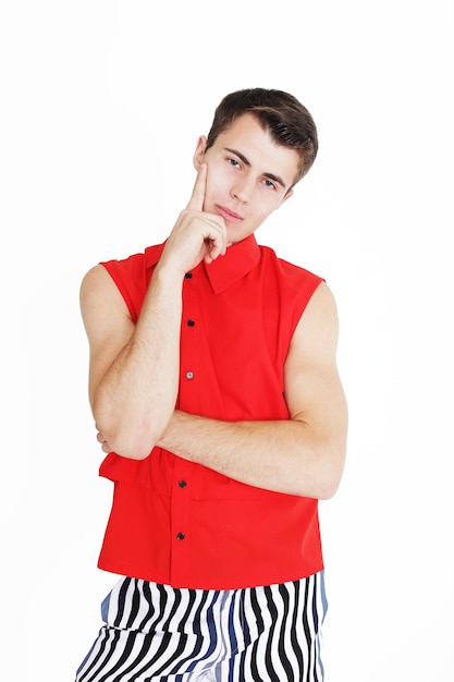 Модный мужчина в красочной рубашке