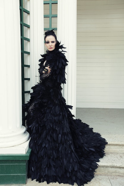 검은 드레스의 패션 모델