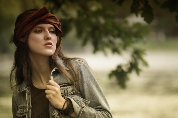 Fashion model poseren in zomer park