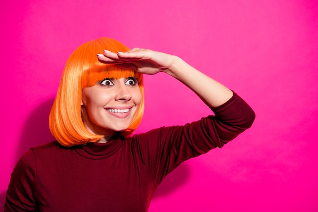 Photo fashion model posing with orange wig