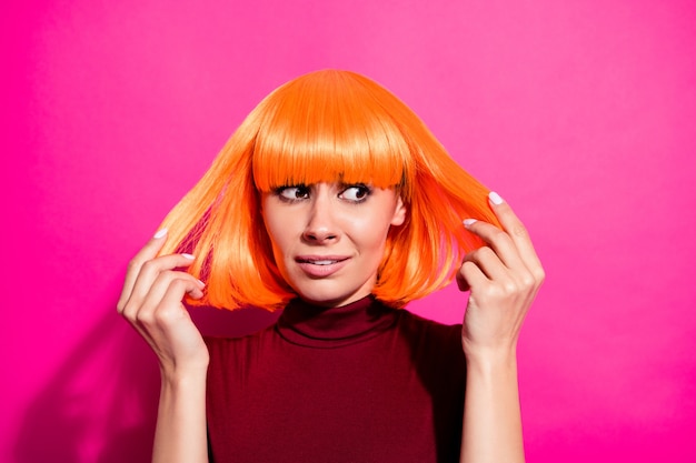 Фото Фотомодель позирует с оранжевым париком
