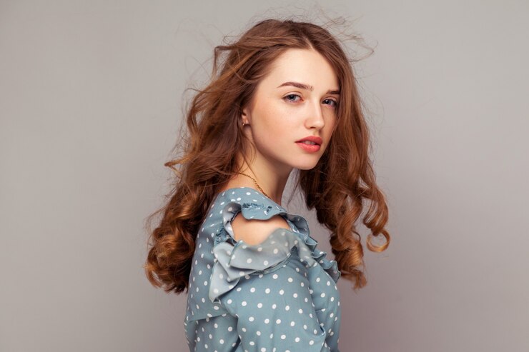 Photo fashion model with natural glow skin and freckles