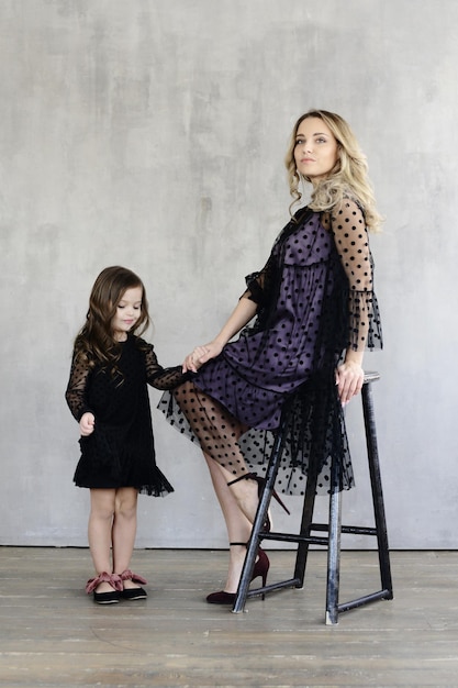 ファッション。同じ黒いドレスを着たママと娘