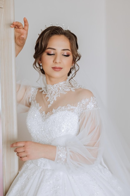 結婚式の朝 ⁇ 美しい結婚式のドレスと素晴らしいメイクを着た黒 ⁇ の美しい花嫁のファッション写真 ⁇ 花嫁は結婚式の準備をしています