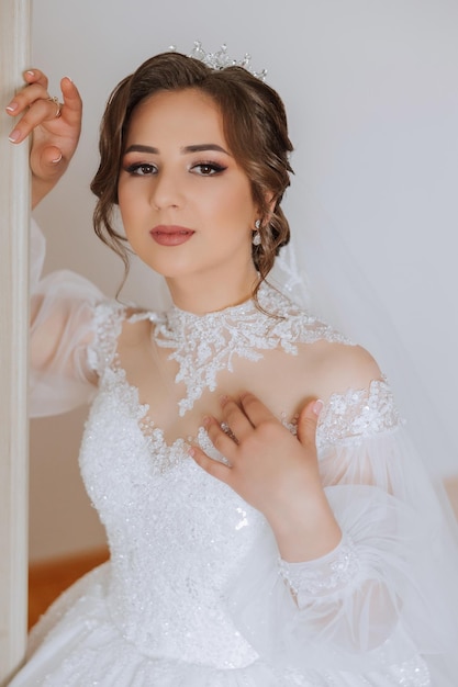 結婚式の朝 ⁇ 美しい結婚式のドレスと素晴らしいメイクを着た黒 ⁇ の美しい花嫁のファッション写真 ⁇ 花嫁は結婚式の準備をしています