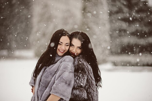 Фото Модные фото молодых женщин в зимнем пейзаже