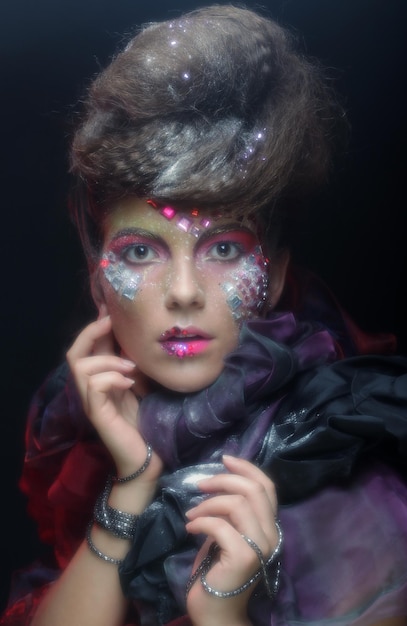 Photo fashion portrait of a beautiful model with creative make up